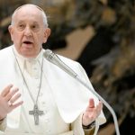 Papa Francisco critica uso de la fe "para aprovecharse de la gente"