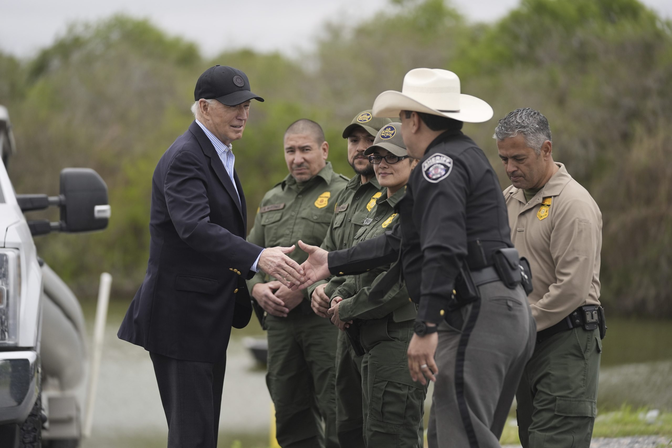 Biden revela orden que suspenderá solicitudes de asilo tras meses de anticipación foto ap