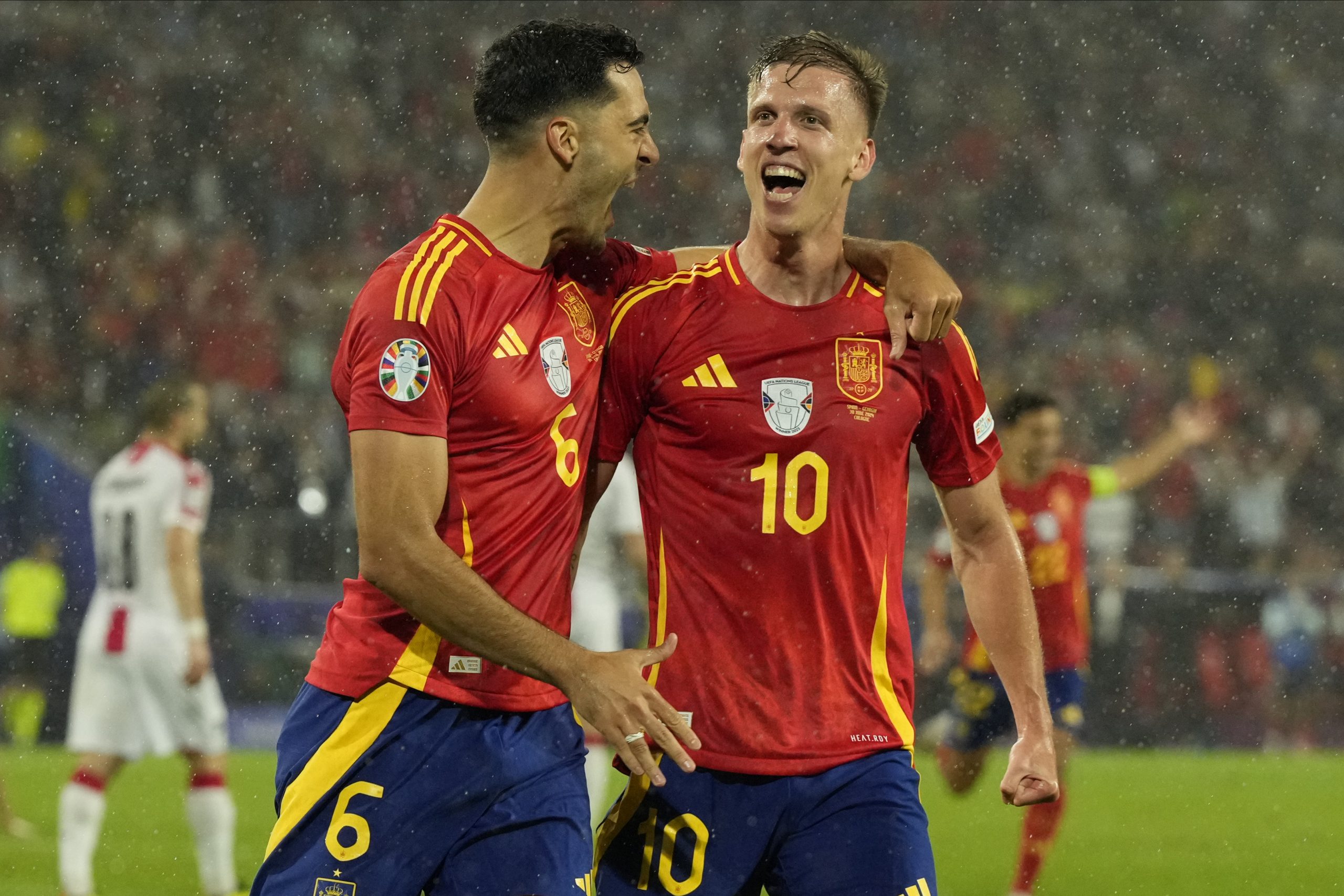 España tiene que remontar, pero consigue su boleto a cuartos de la Euro al vencer 4-1 a Georgia foto ap