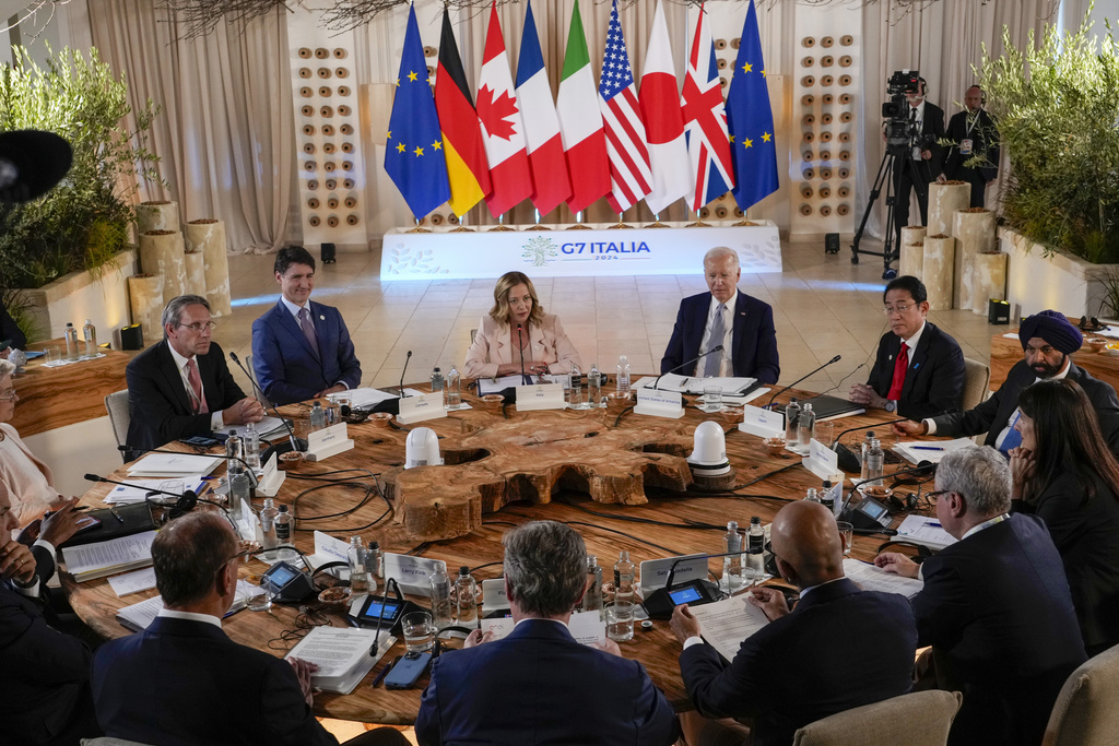 Líderes del G7 abordan el tema migratorio en segundo día de su cumbre en Italia