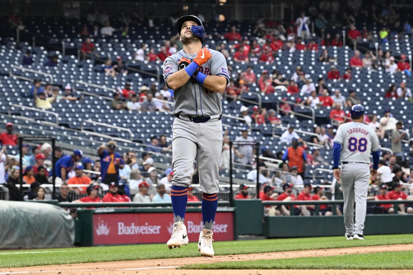 Mets remontan en la novena para vencer 6-5 a Filis y repartirse la serie en Londres