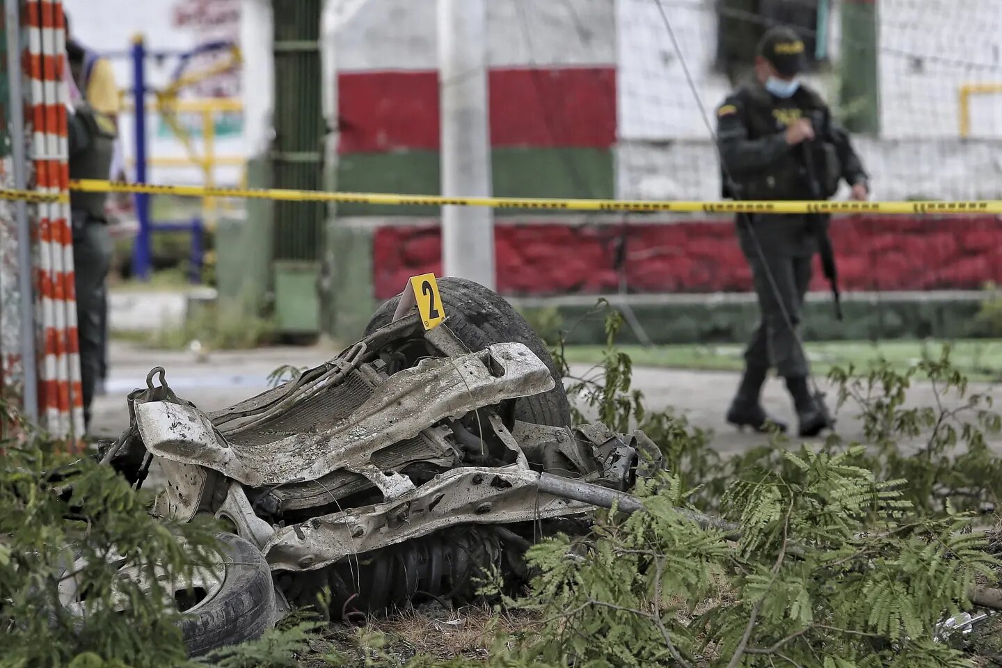 Carro bomba y un ataque con explosivos a estación de policía alertan al suroeste de Colombia