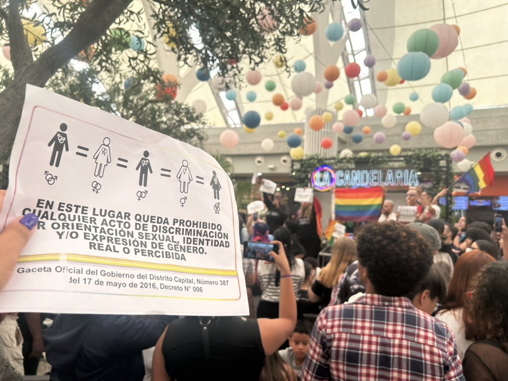 Miembros de la comunidad Lgbtiq+ protestaron en el Sambil La Candelaria para rechazar acto de discriminación