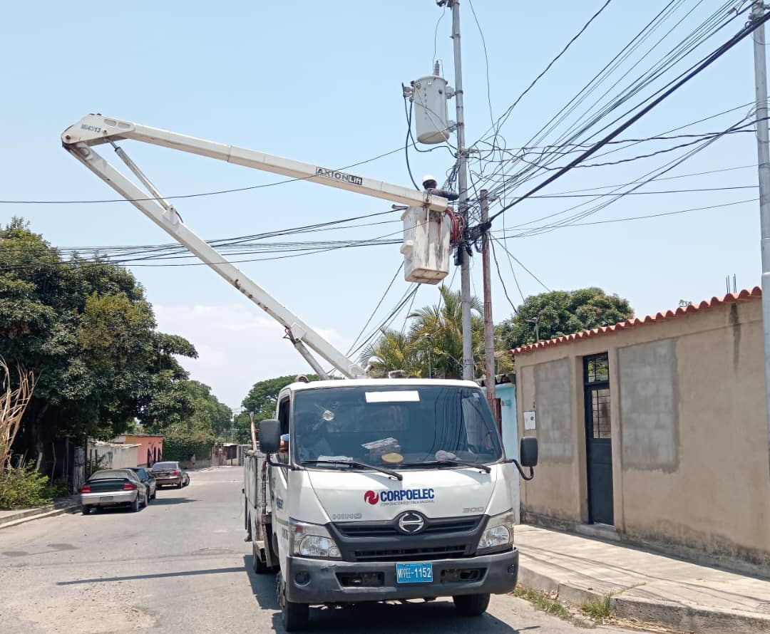 Un total de 20 mil personas se benefician con la instalación de luminarias y transformadores