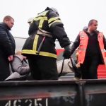 Dos muertos, un desaparecido y docenas de heridos en descarrilamiento de tren en Rusia