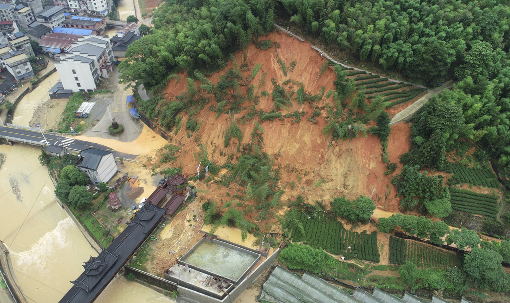 Al menos nueve muertos en inundaciones y deslaves en China