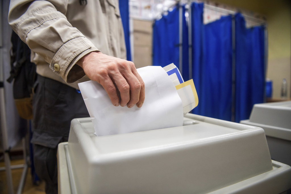 Abren las urnas en 20 países en el último día de elecciones de la UE