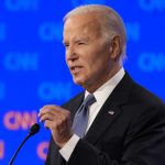 Un Biden a veces titubeante buscó la confrontación en debate con Trump, pero generó dudas