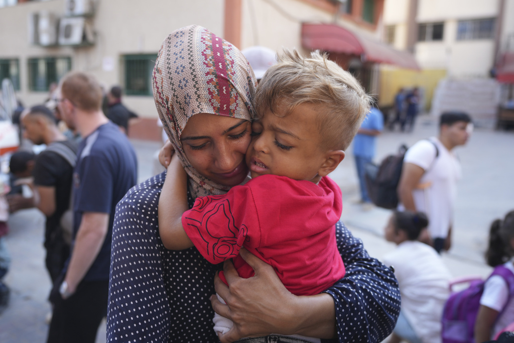 Niños palestinos enfermos y heridos salen de Gaza, en primera evacuación médica desde mayo