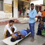 Al menos 34 muertos y docenas de hospitalizados en India por beber licor ilegal