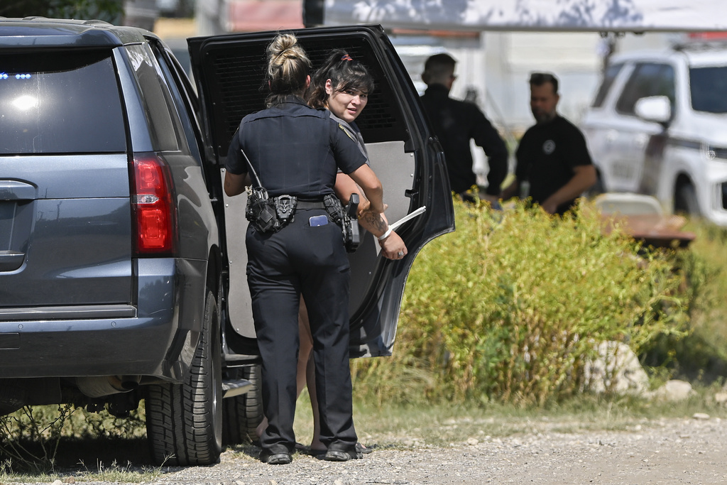 EE.UU. | Siete detenidos tras hallazgo de inmigrantes ocultos en remolque sin agua