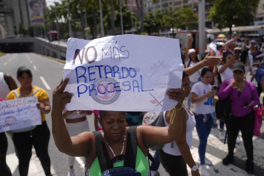 Familiares de presos en huelga de hambre protestan frente a sede principal de tribunales