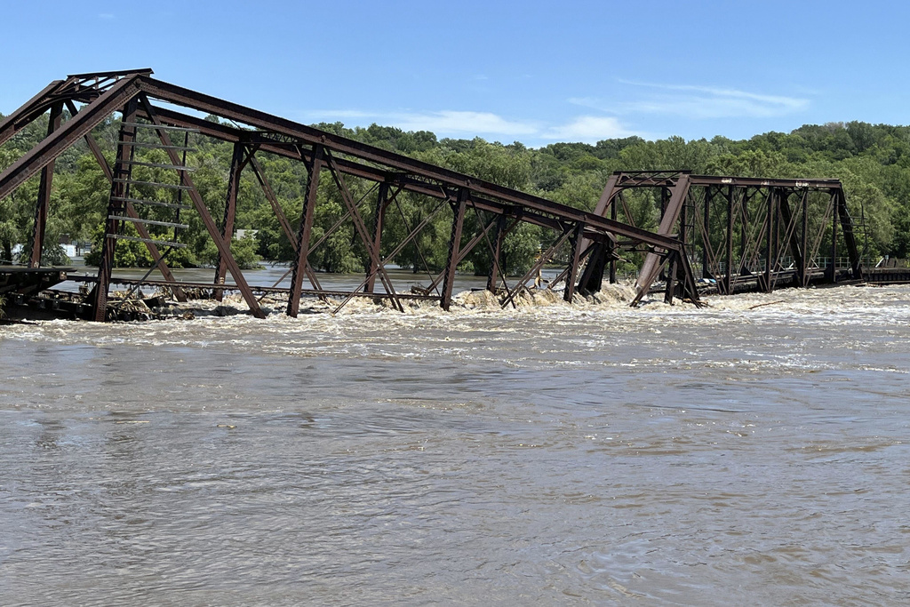 Inundaciones en el centro-norte de EE.UU. causan dos muertes y derriban puente