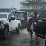 Beryl llega a la costa de Texas tras recuperar fuerza de huracán