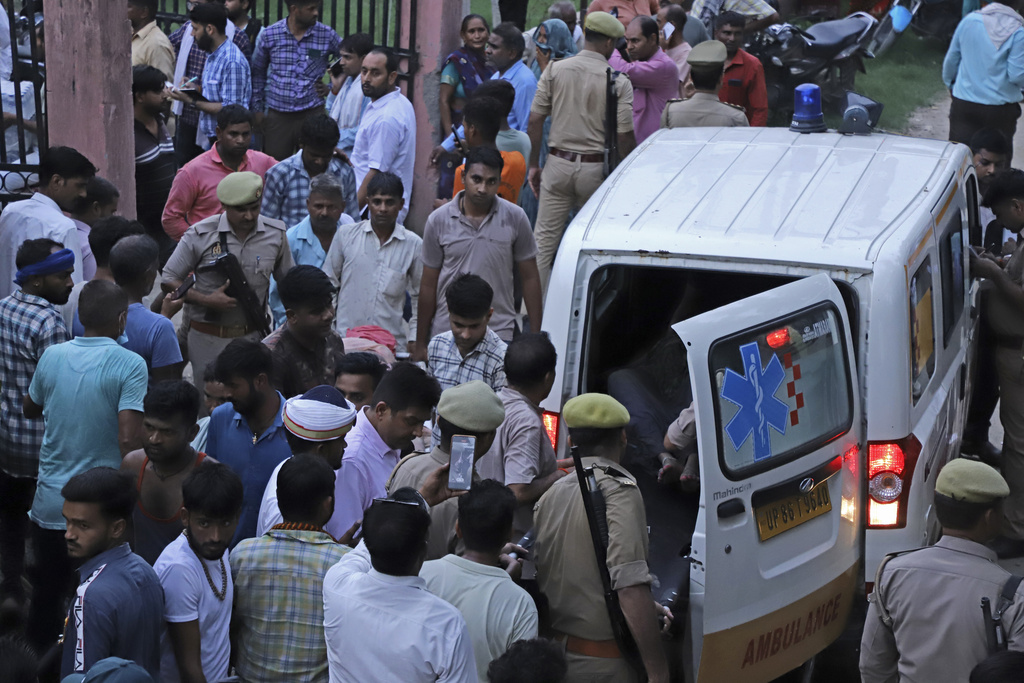 Estampida en evento religioso deja al menos 60 muertos y decenas de heridos en India