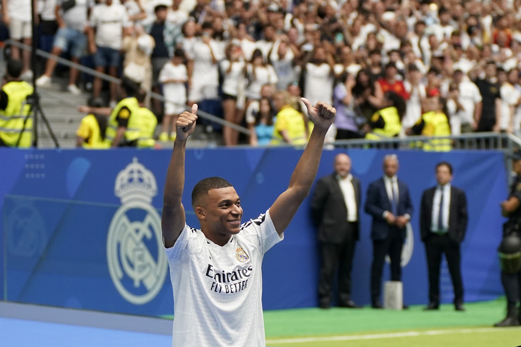 En un "día increíble", Mbappé se presenta como jugador del Madrid ante un Bernabeu atestado