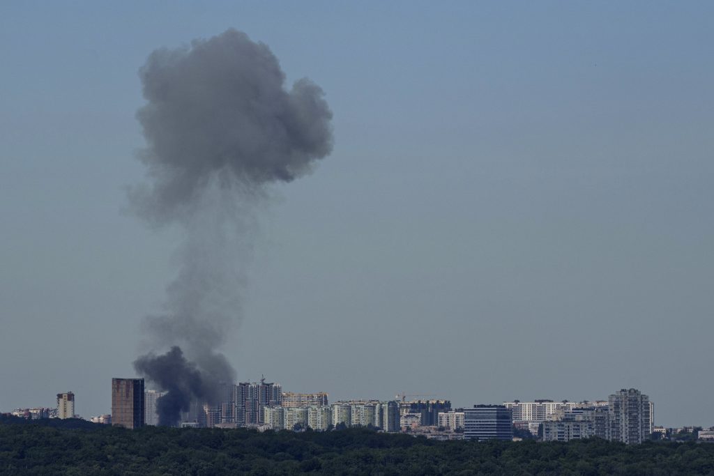 Drones ucranianos atacan un gran depósito militar en una ciudad rusa al noroeste de Moscú