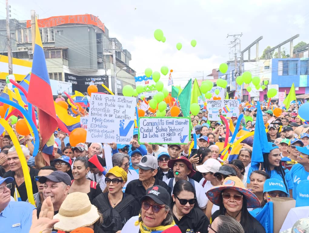 Barineses llenan la calle Camejo para acompañar a Edmundo González y María Corina Machado