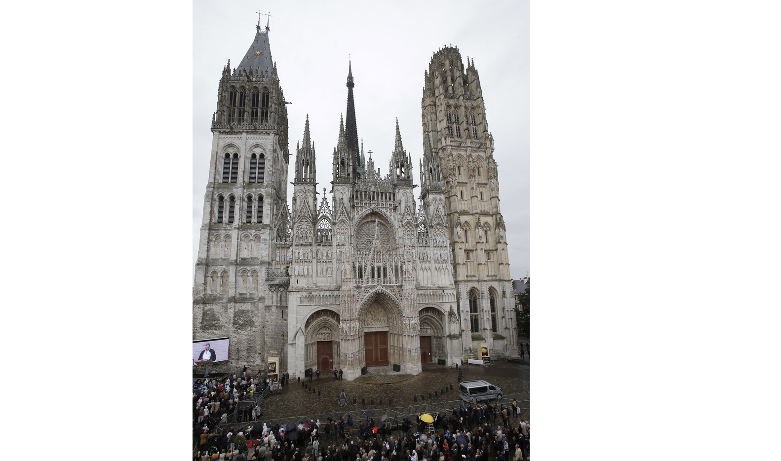 Francia | Controlan incendio en la aguja de la catedral de Ruan, en Normandía