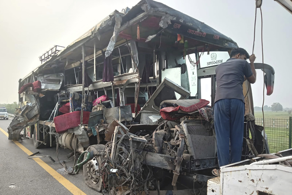 Al menos 18 muertos en India tras un choque entre un autobús de dos pisos y un camión de leche