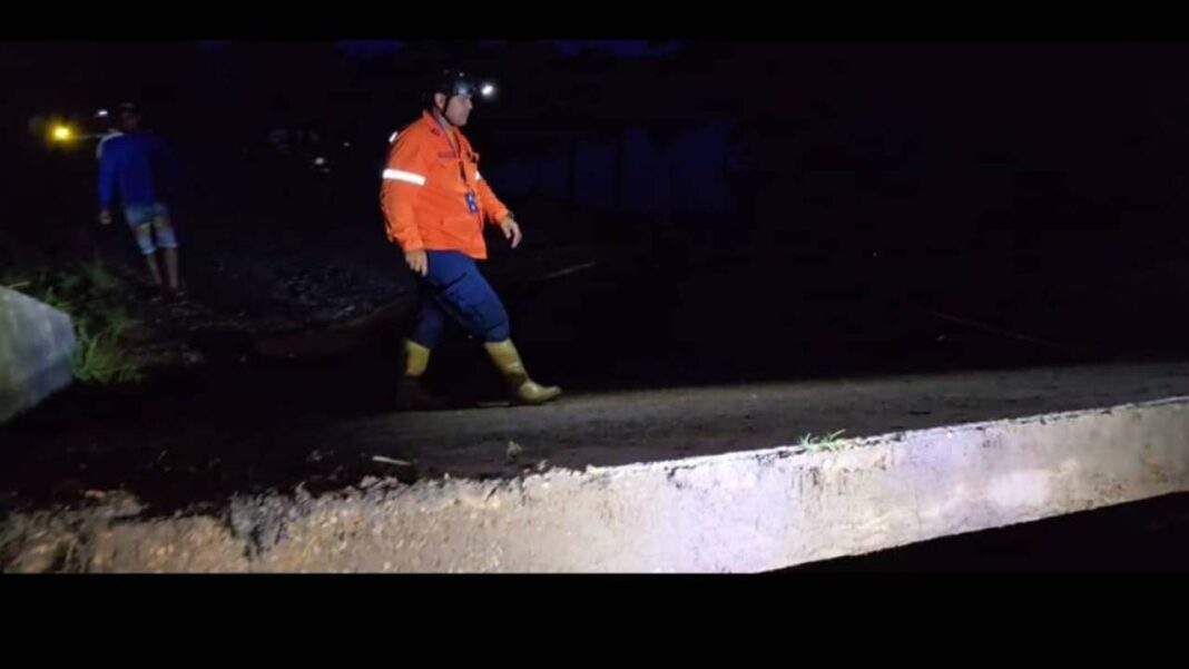 Fuertes lluvias ocasionan colapso del puente sobre el río Uribante en Barinas: 400 familias fueron afectadas