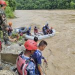 Deslave arrastra a un río dos autobuses con decenas de pasajeros en Nepal