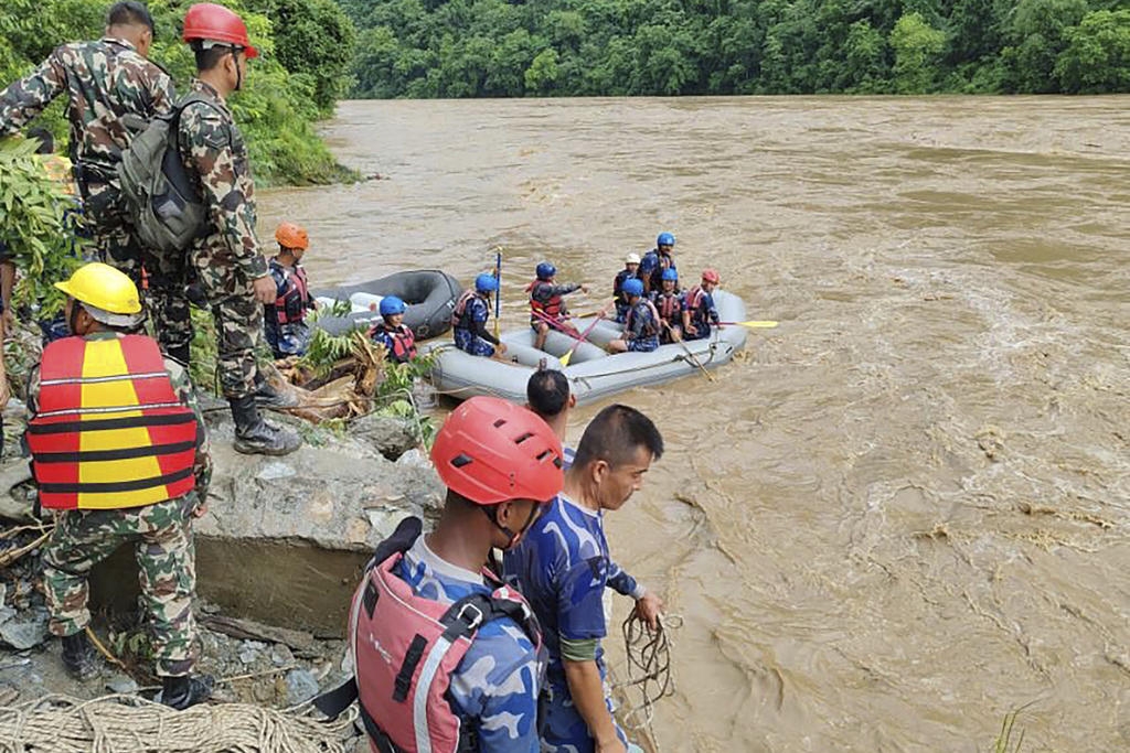 Deslave arrastra a un río dos autobuses con decenas de pasajeros en Nepal