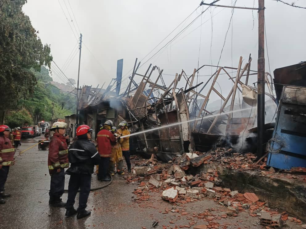 Incendio en Petare dejó a menos tres viviendas afectadas