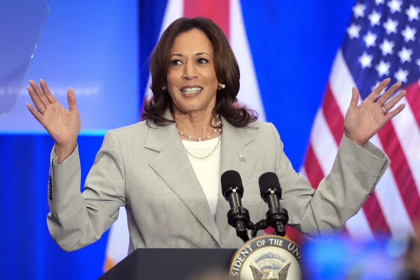 Kamala Harris ahora está en el centro de atención mientras lucha por asegurar la nominación presidencial demócrata