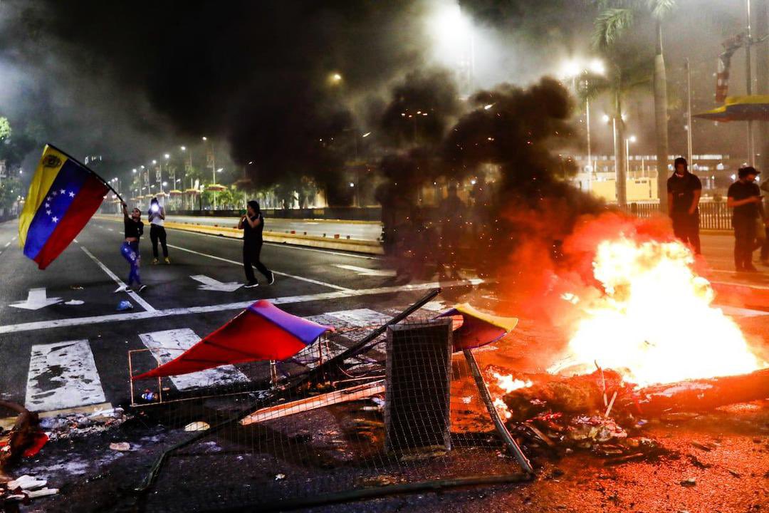 Delcy Rodríguez a Kamala Harris: no son manifestantes pacíficos quienes queman centros de salud, módulos policiales y alcaldías