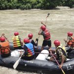 Rescatistas en Nepal recuperan 11 cuerpos tras un deslave que arrojó dos autobuses a un río