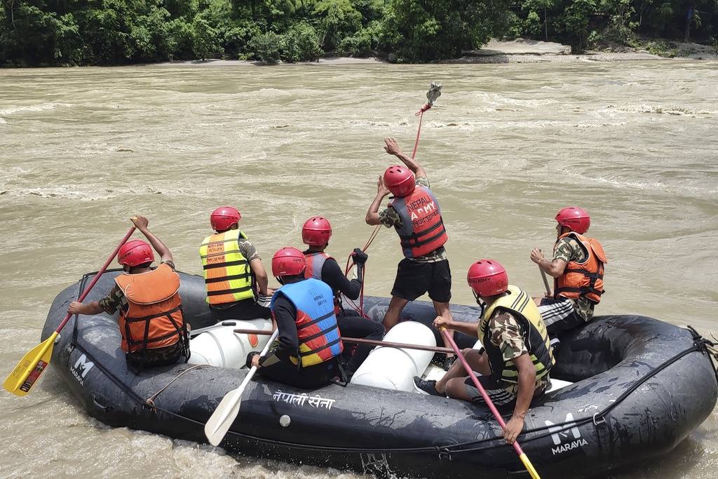 Rescatistas en Nepal recuperan 11 cuerpos tras un deslave que arrojó dos autobuses a un río