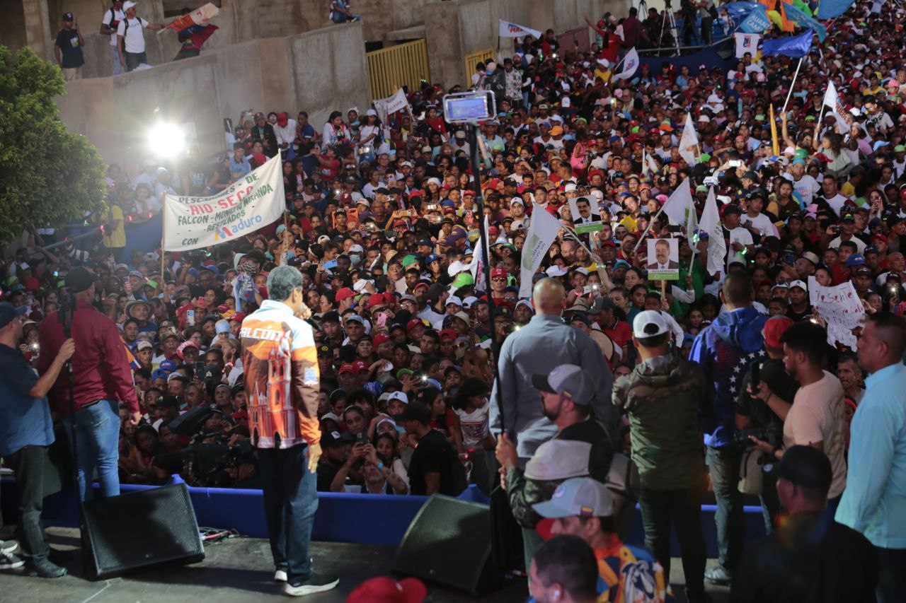 Maduro anuncia "la ofensiva" del cierre de su campaña electoral