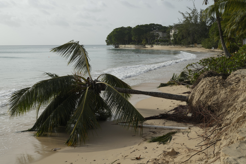 Huracán Beryl enfila Jamaica tras dejar al menos seis muertos en el sureste del Caribe