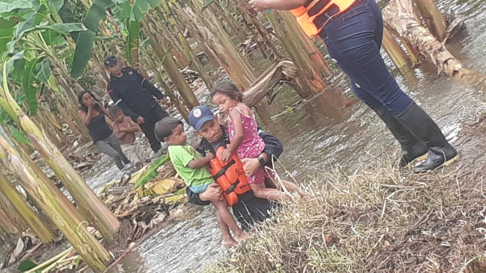 Rescatan a cuatro niños Wayuu desplazados por desbordamiento del río Quintanillo