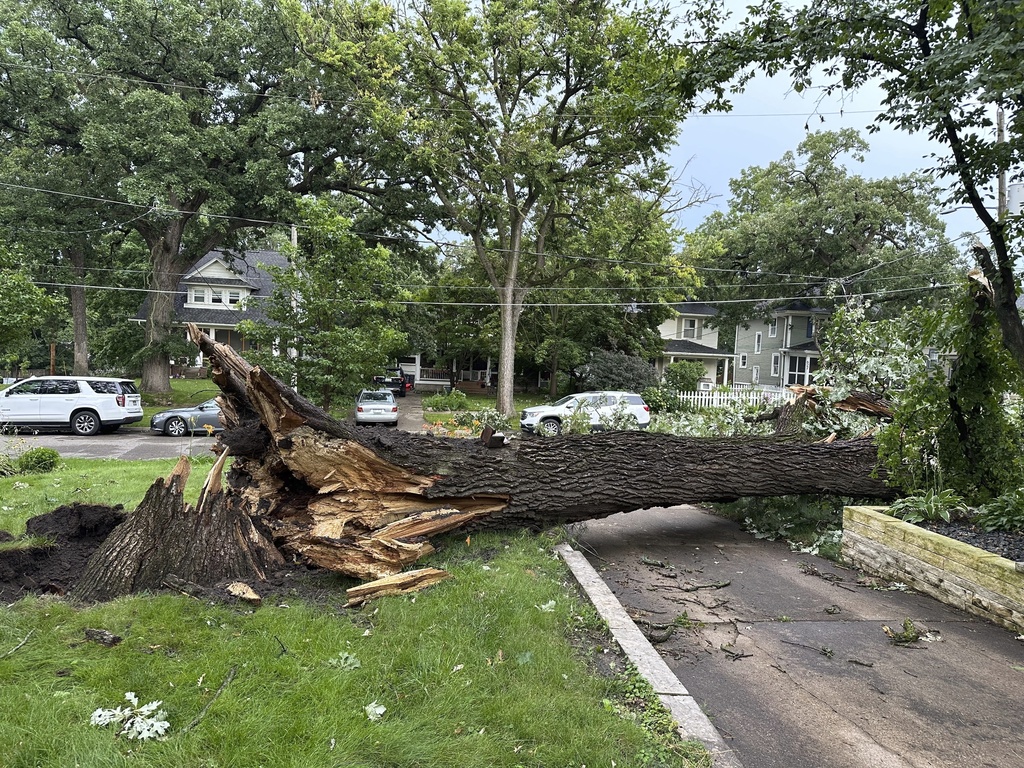 EE. UU. | Tormentas con probables tornados azotan el área de Chicago, provocan un muerto y cortes de energía