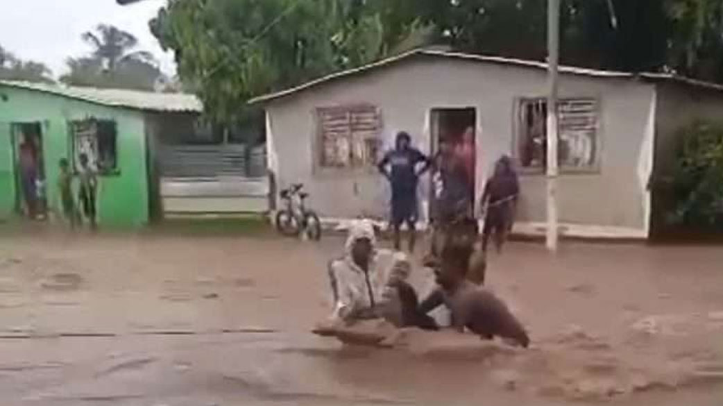 Lluvias ocasionan desbordamiento del río Guatapanare en Güiria estado Sucre