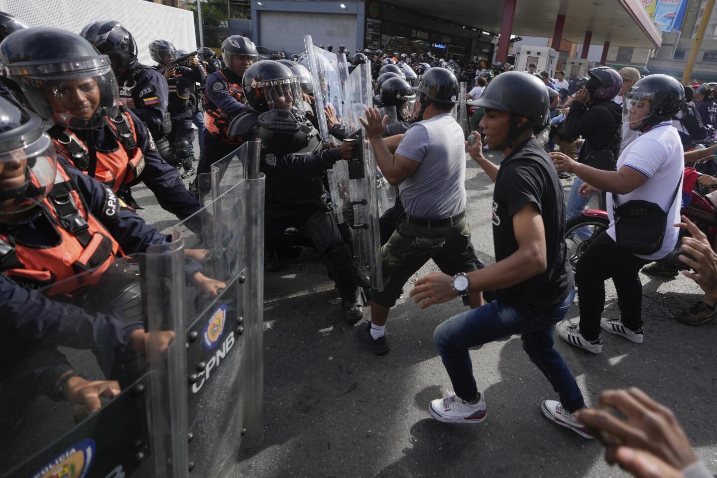 Foro Penal contabiliza casi 1.000 detenidos desde el inicio de las protestas postelectoral