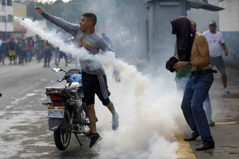 Al menso 1.200 personas han sido detenidas tras guarimbas en los últimos días, informó Maduro