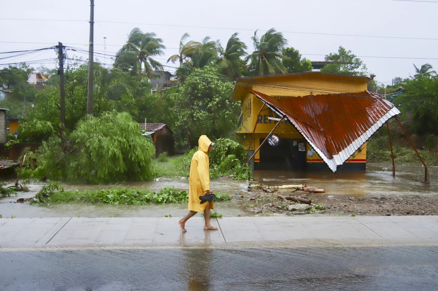 Tormenta tropical Helene gana fuerza y activa avisos por huracán en partes de Florida y México