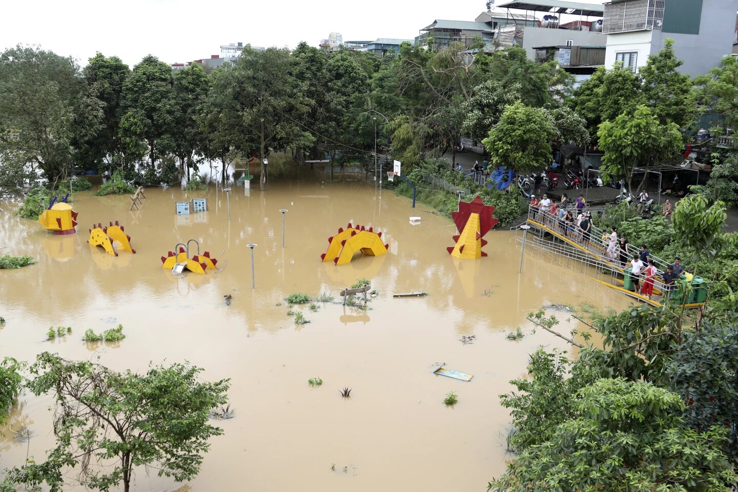 Inundación repentina arrasa una aldea y el número de muertos en Vietnam asciende a 155