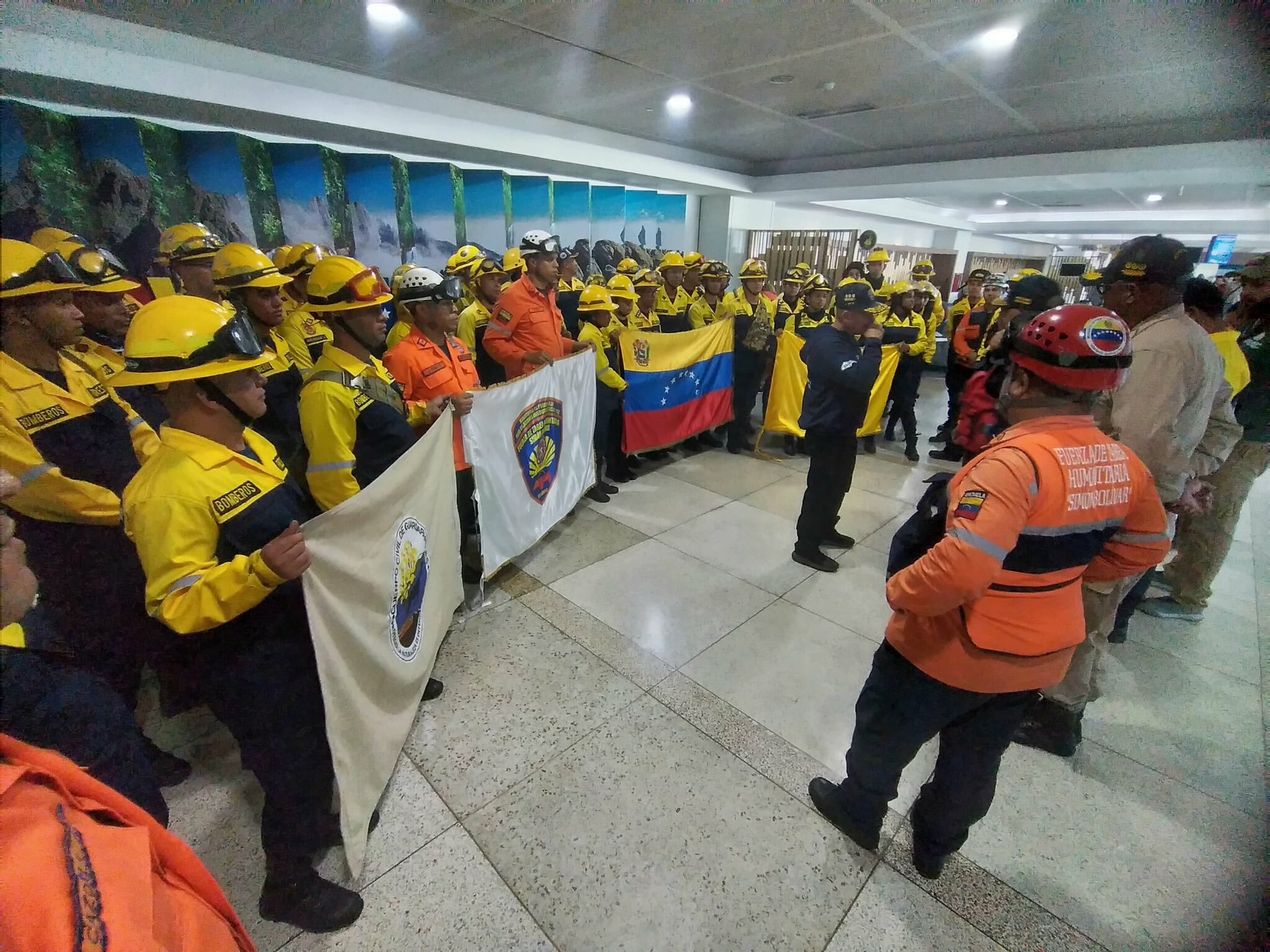 Venezuela envía a Bolivia a 60 funcionarios especializados en mitigación de incendios