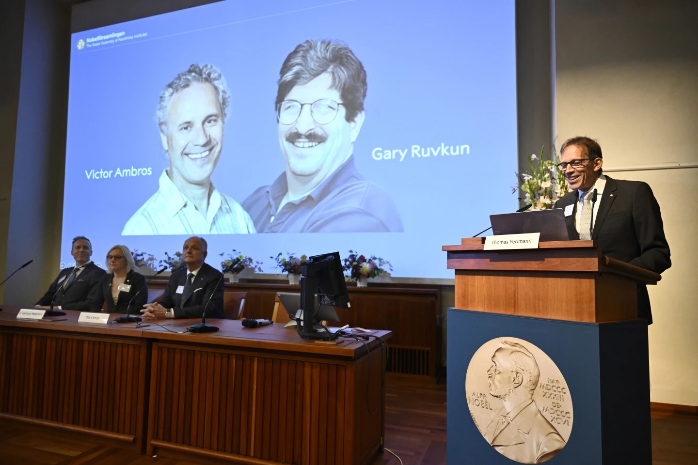 Premio Nobel de Medicina premia a un dúo estadounidense por descubrimiento del microARN