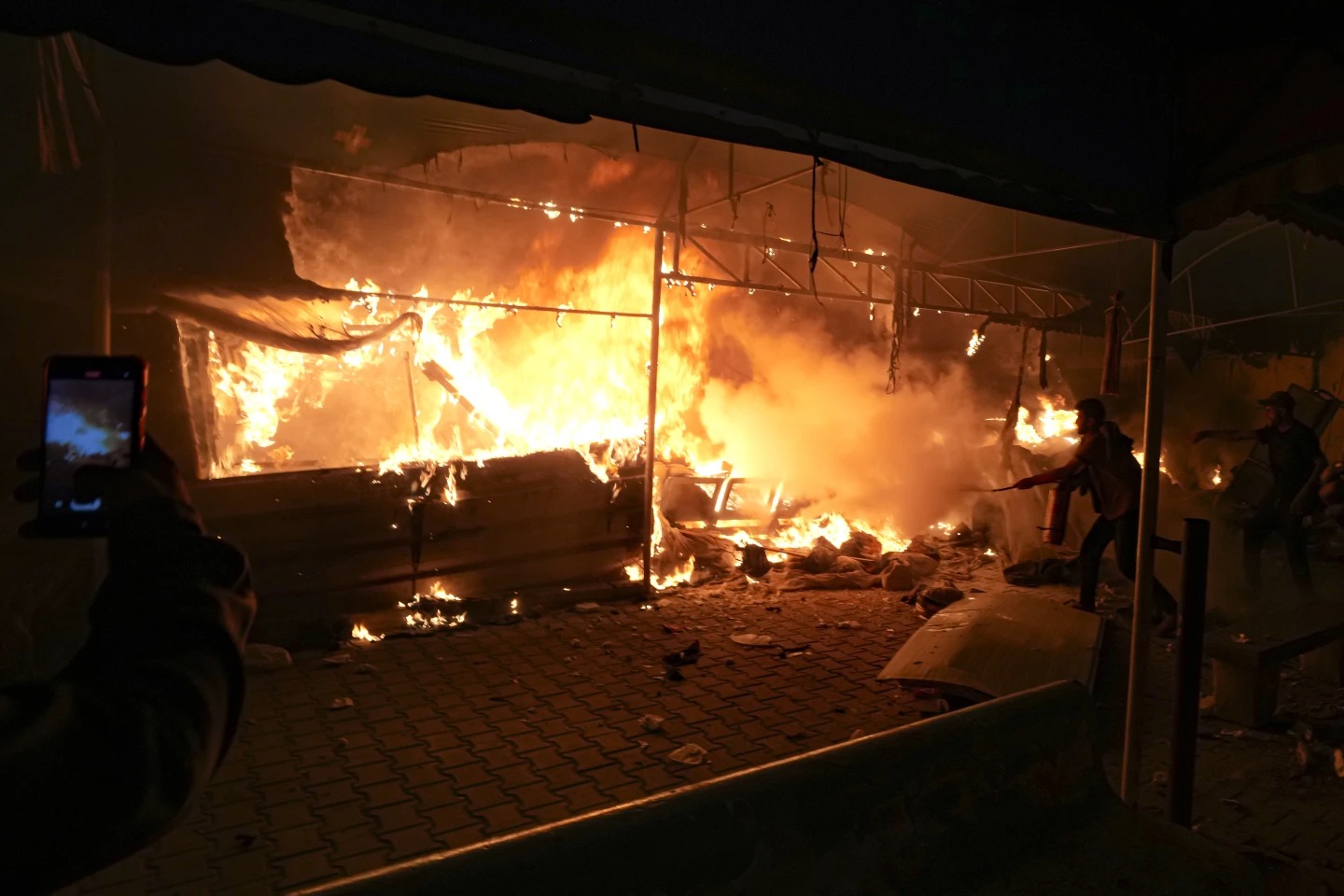 Ataque israelí contra campamento hospitalario deja cuatro muertos y provoca incendio que hiere a decenas