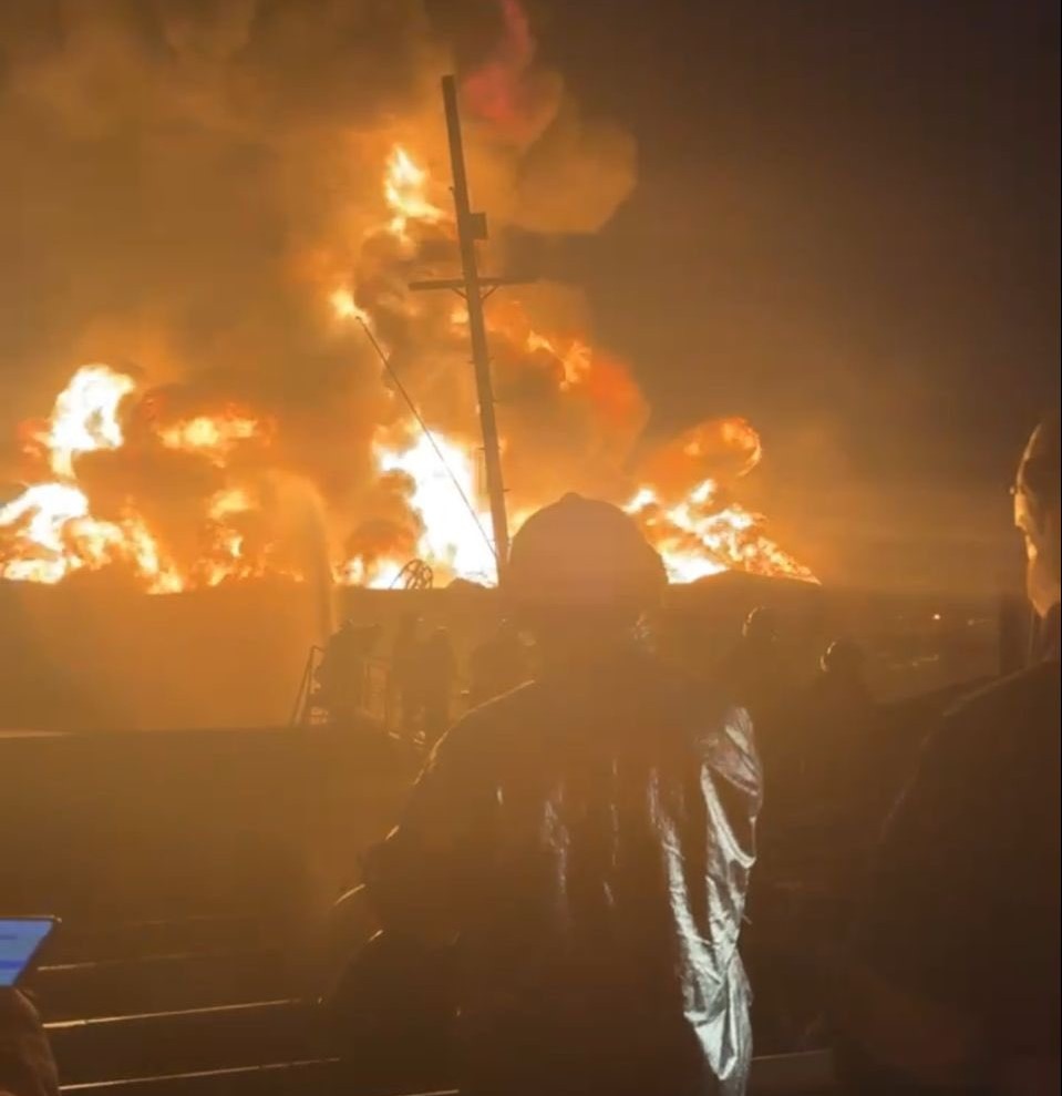 Llamas del tanque de Pdvsa-La Salina iluminaron a Cabimas toda la noche