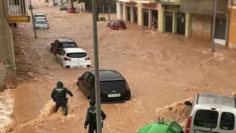 Al menos 51 muertos por devastadoras inundaciones en Valencia, España