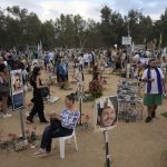 Los israelíes, marcados por las cicatrices y luchando en múltiples frentes, conmemoran un año desde el ataque de Hamás del 07-Oct