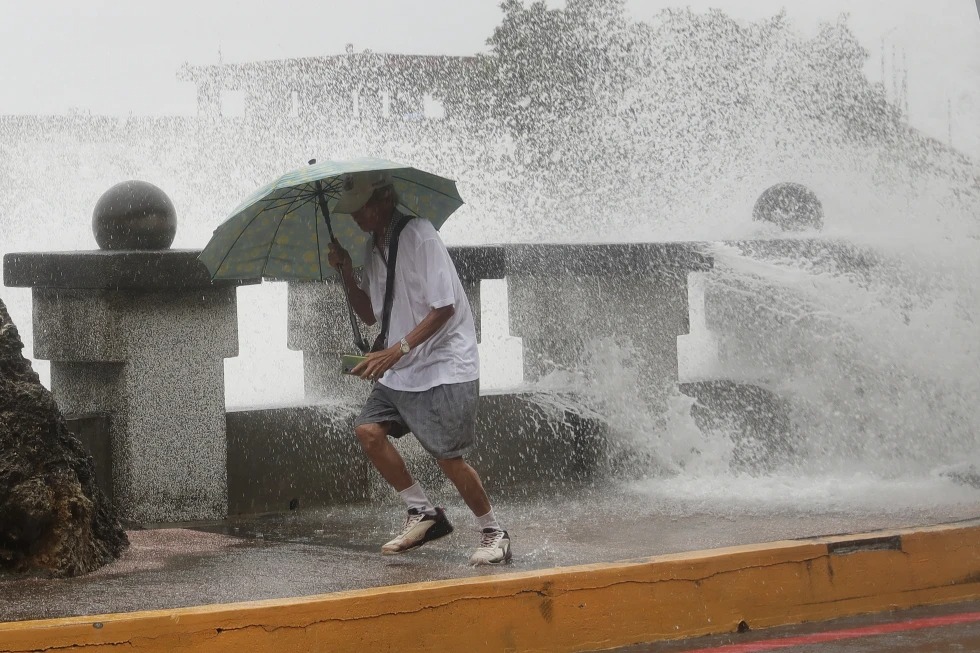 Un tifón se dirige a Taiwán tras herir a docenas y provocar miles de evacuaciones