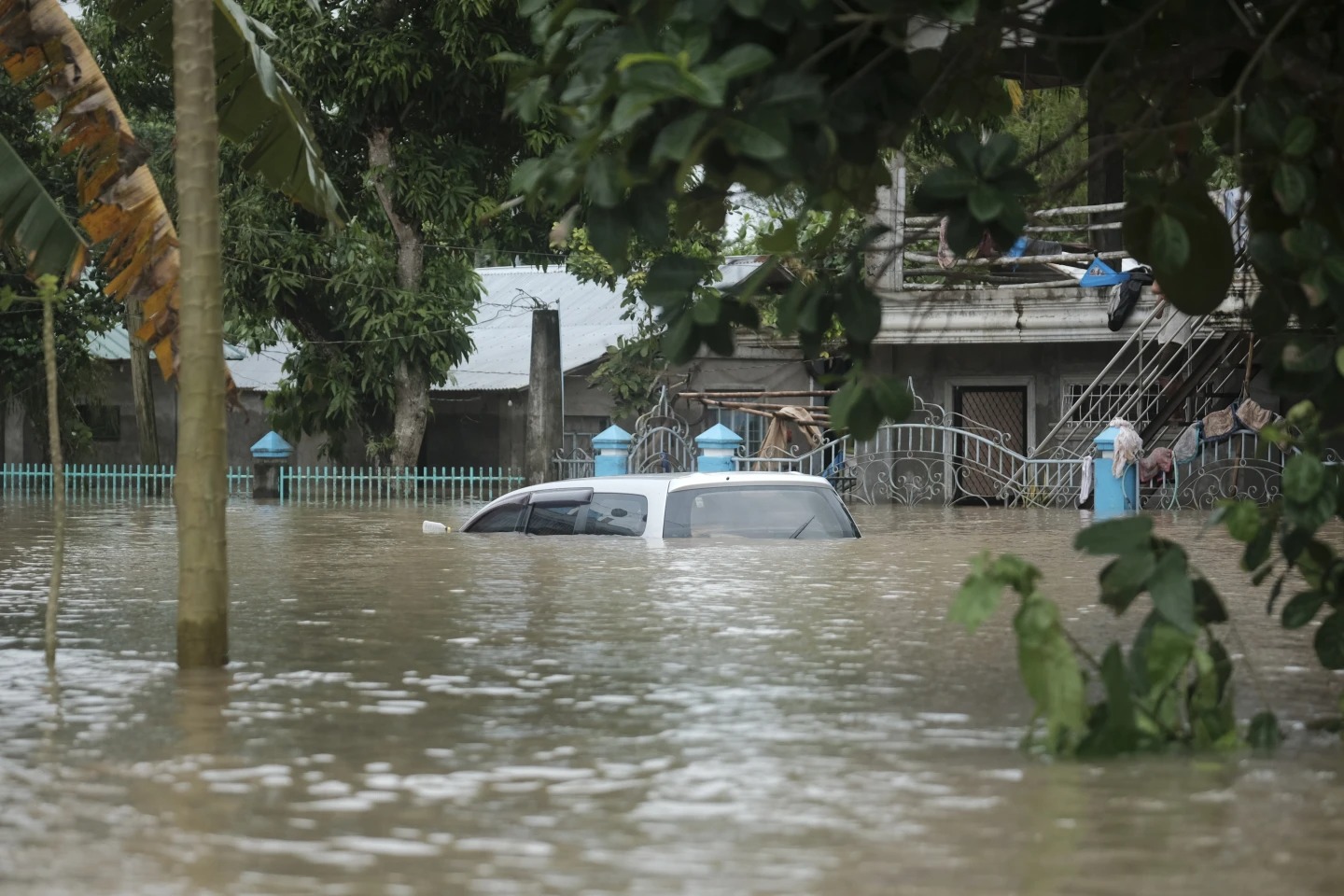 Tormenta tropical deja al menos 82 muertos en el norte de Filipinas