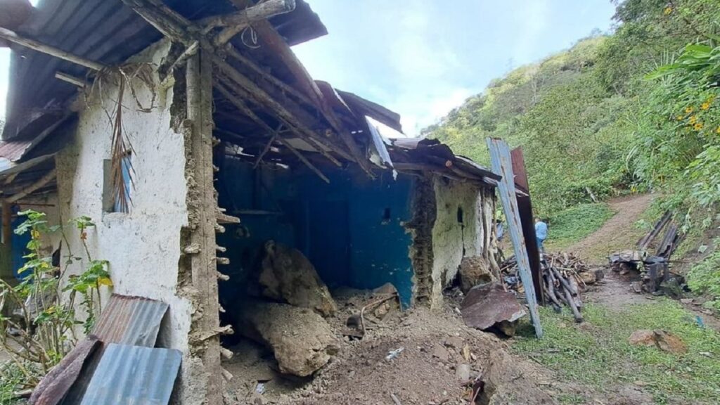 Mérida | Vivienda queda destrozada tras impacto de tres piedras de gran tamaño